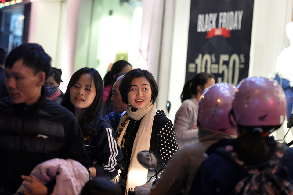 Ùn ùn xuống phố giữa đêm lạnh mua hàng giảm giá dịp Black Friday