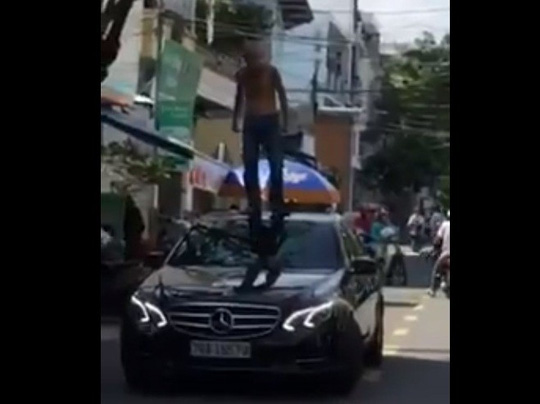 Khống chế ngáo đá nhảy nóc ô tô, đánh người