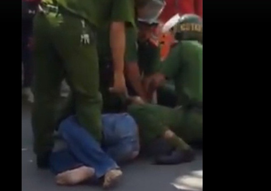 Khống chế ngáo đá nhảy nóc ô tô, đánh người