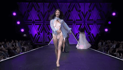 Người mẫu Trung Quốc catwalk như đi chợ tại show Victorias Secret