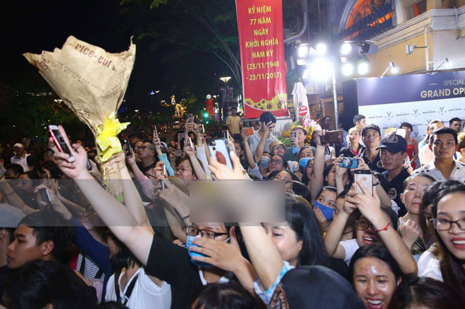 So Ji Sub dở khóc dở cười vì lên nhầm xe của ông bầu Vũ Khắc Tiệp