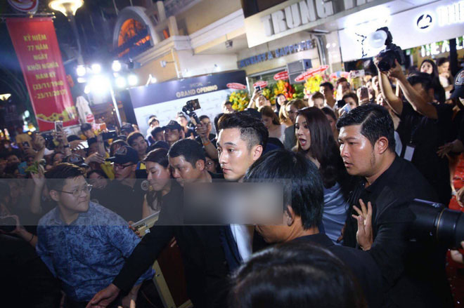 So Ji Sub dở khóc dở cười vì lên nhầm xe của ông bầu Vũ Khắc Tiệp