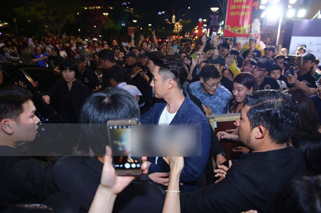 So Ji Sub dở khóc dở cười vì lên nhầm xe của ông bầu Vũ Khắc Tiệp