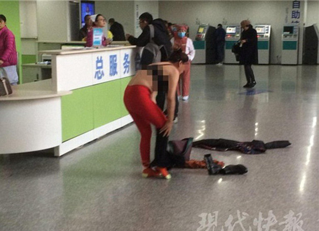 Cởi đồ ăn vạ trong bệnh viện vì không hài lòng sau phẫu thuật thẩm mỹ