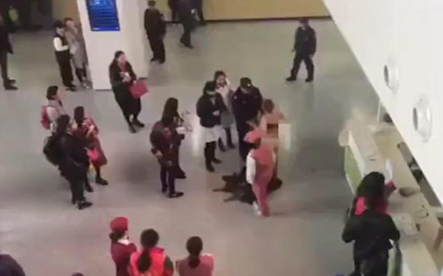 Cởi đồ ăn vạ trong bệnh viện vì không hài lòng sau phẫu thuật thẩm mỹ