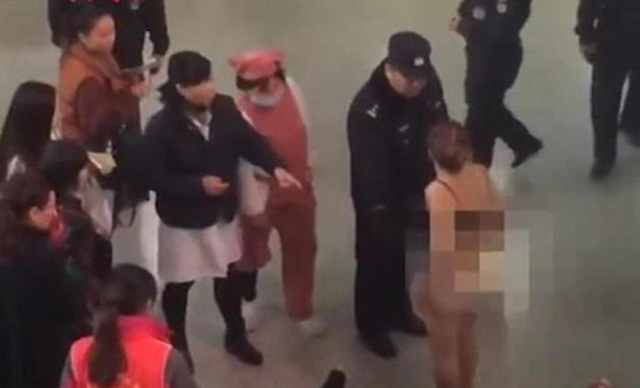 Cởi đồ ăn vạ trong bệnh viện vì không hài lòng sau phẫu thuật thẩm mỹ