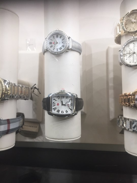 Giới buôn hàng online thức cả đêm săn hàng ngày Black Friday