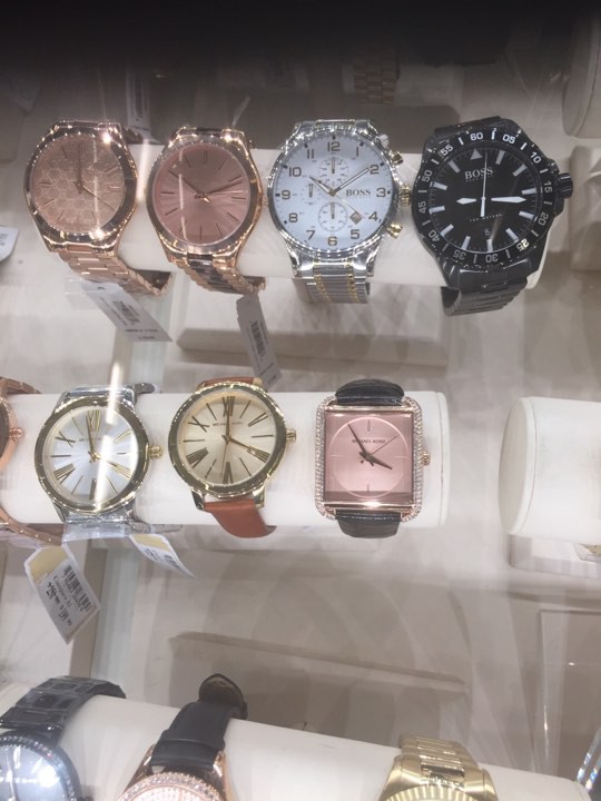 Giới buôn hàng online thức cả đêm săn hàng ngày Black Friday