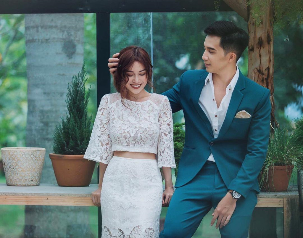 Những đôi nổi tiếng gây bão mạng khi công khai hẹn hò năm nay