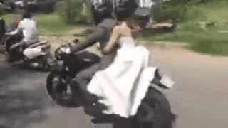 Đến cả rước dâu, Khởi My và Kelvin Khánh cũng phải cực độc và lầy lội