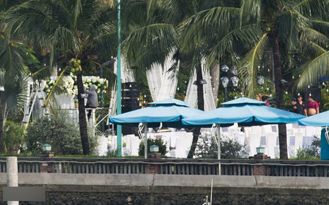 Không gian tiệc cưới bên hồ bơi của Khởi My và Kevin Khánh