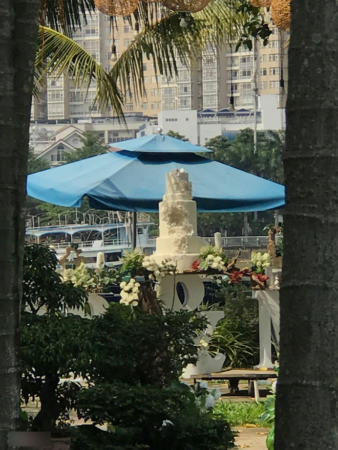Không gian tiệc cưới bên hồ bơi của Khởi My và Kevin Khánh