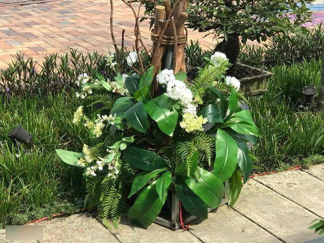 Không gian tiệc cưới bên hồ bơi của Khởi My và Kevin Khánh