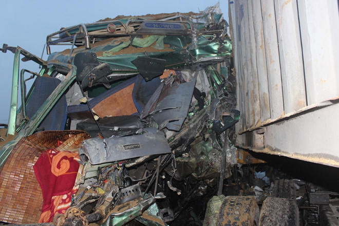 Xe tải, xe đầu kéo đâm đối đầu, 2 tài xế mắc kẹt trong cabin