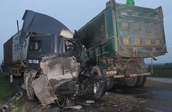 Xe tải, xe đầu kéo đâm đối đầu, 2 tài xế mắc kẹt trong cabin