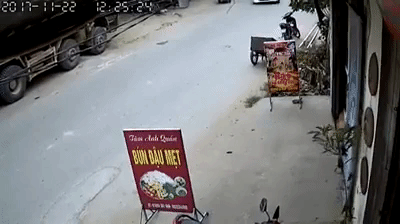 Clip: Được chồng dạy lái xe, người phụ nữ đạp nhầm chân ga tông thẳng vào quán ăn bên đường Clip: Được chồng dạy lái xe, người phụ nữ đạp nhầm chân ga tông thẳng vào quán ăn bên đường