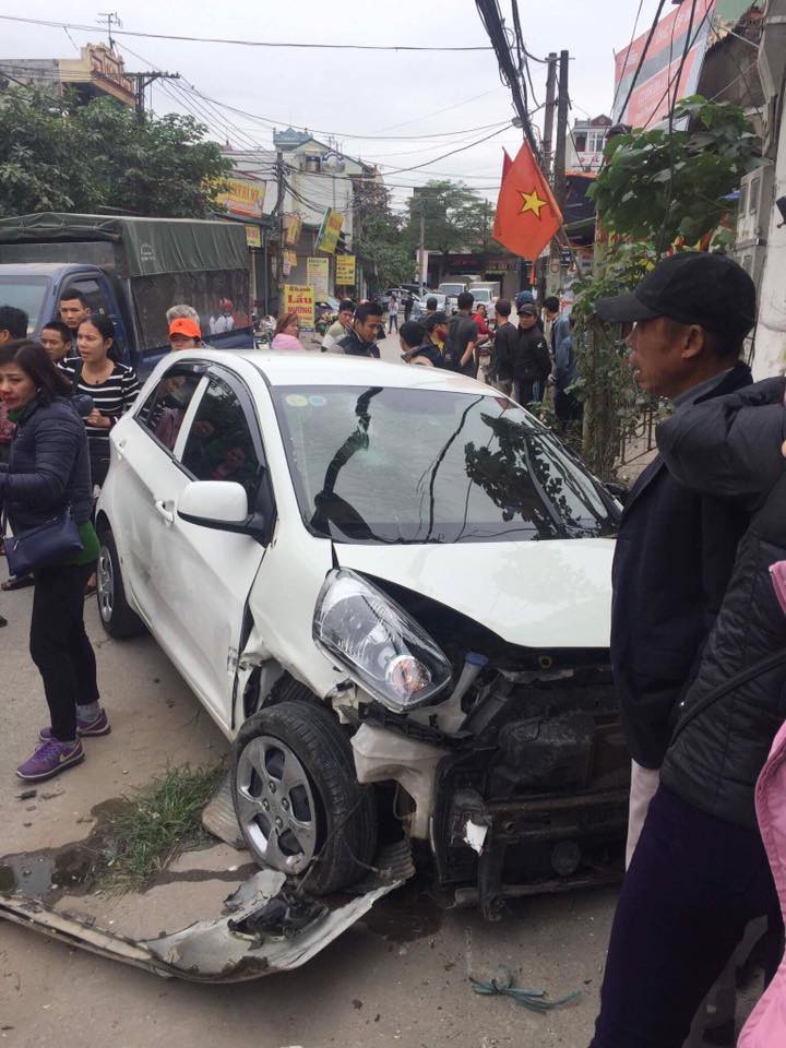 Clip: Được chồng dạy lái xe, người phụ nữ đạp nhầm chân ga tông thẳng vào quán ăn bên đường