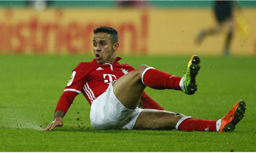 Bayern trả giá đắt vì chấn thương trong nỗ lực bám đuổi PSG