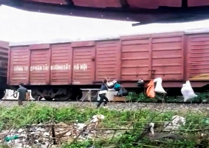 Xác minh danh tính người gửi rác lên tàu