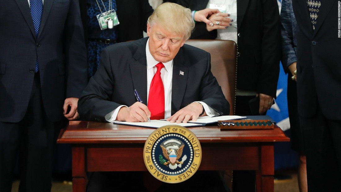 Ông Trump và hơn 300 ngày đầu tiên làm tổng thống Ông Trump và hơn 300 ngày đầu tiên làm tổng thống