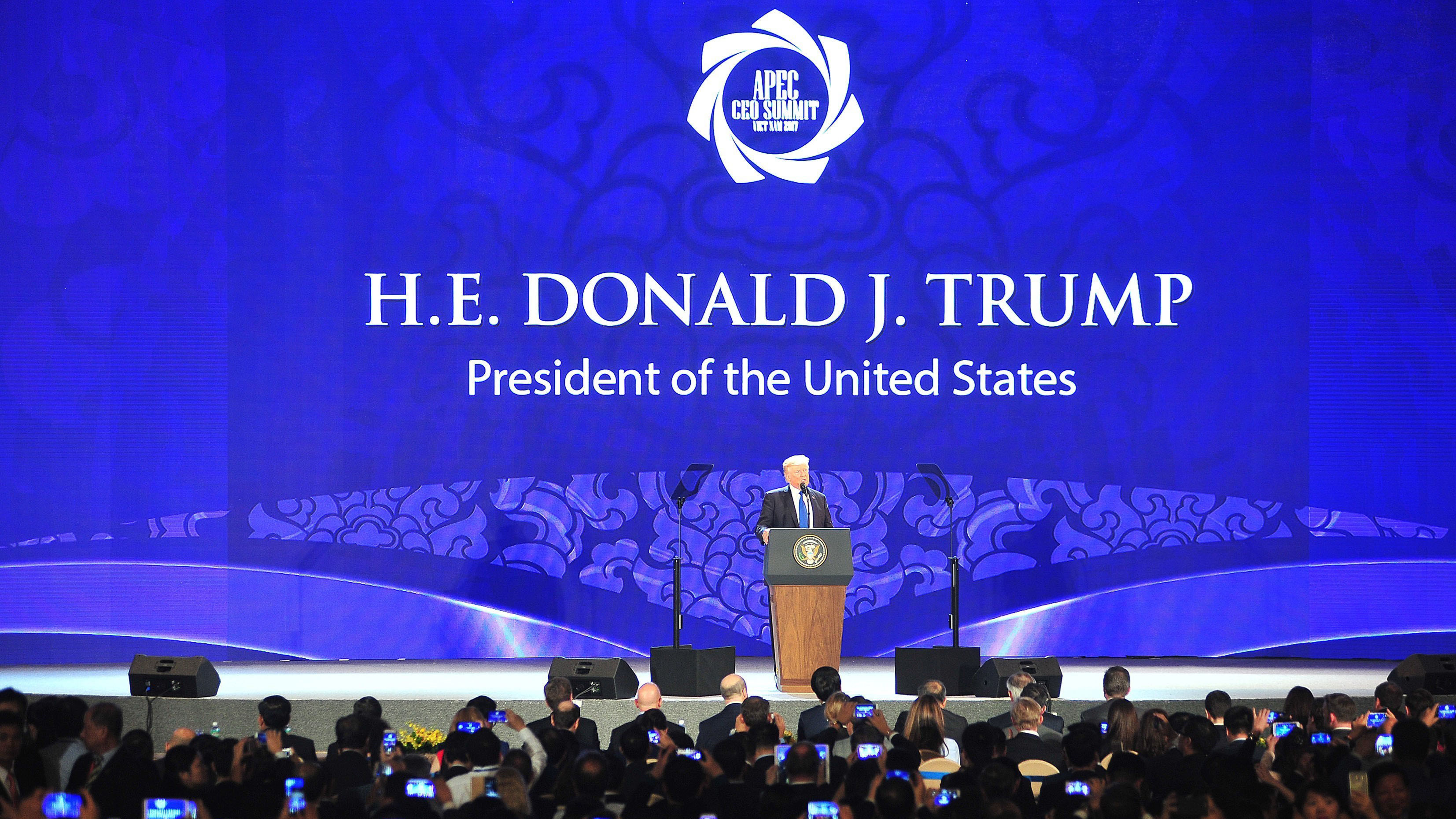 Ông Trump và hơn 300 ngày đầu tiên làm tổng thống Ông Trump và hơn 300 ngày đầu tiên làm tổng thống