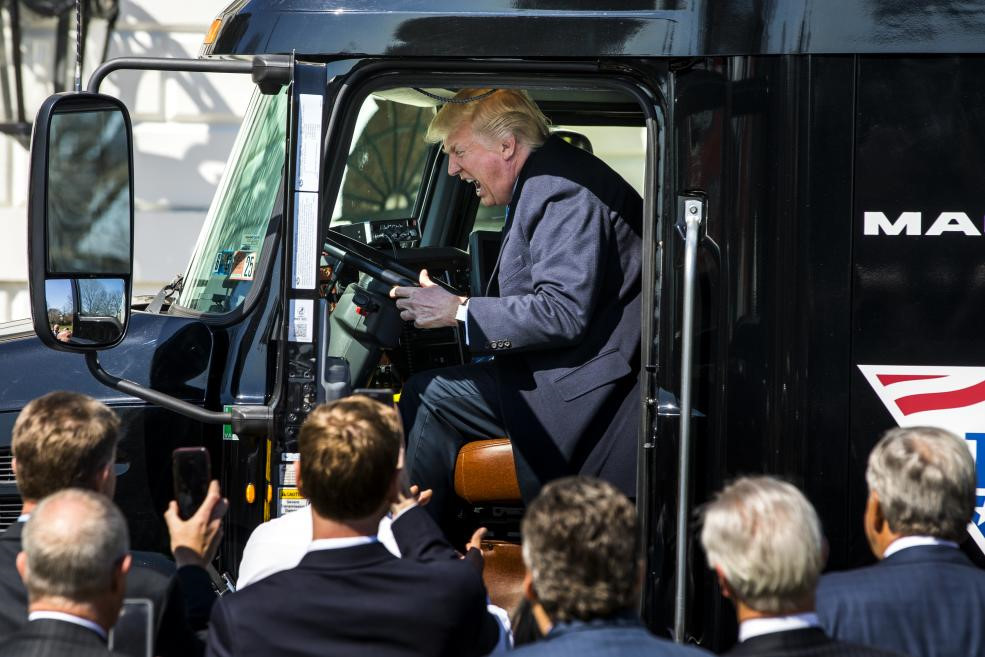 Ông Trump và hơn 300 ngày đầu tiên làm tổng thống Ông Trump và hơn 300 ngày đầu tiên làm tổng thống