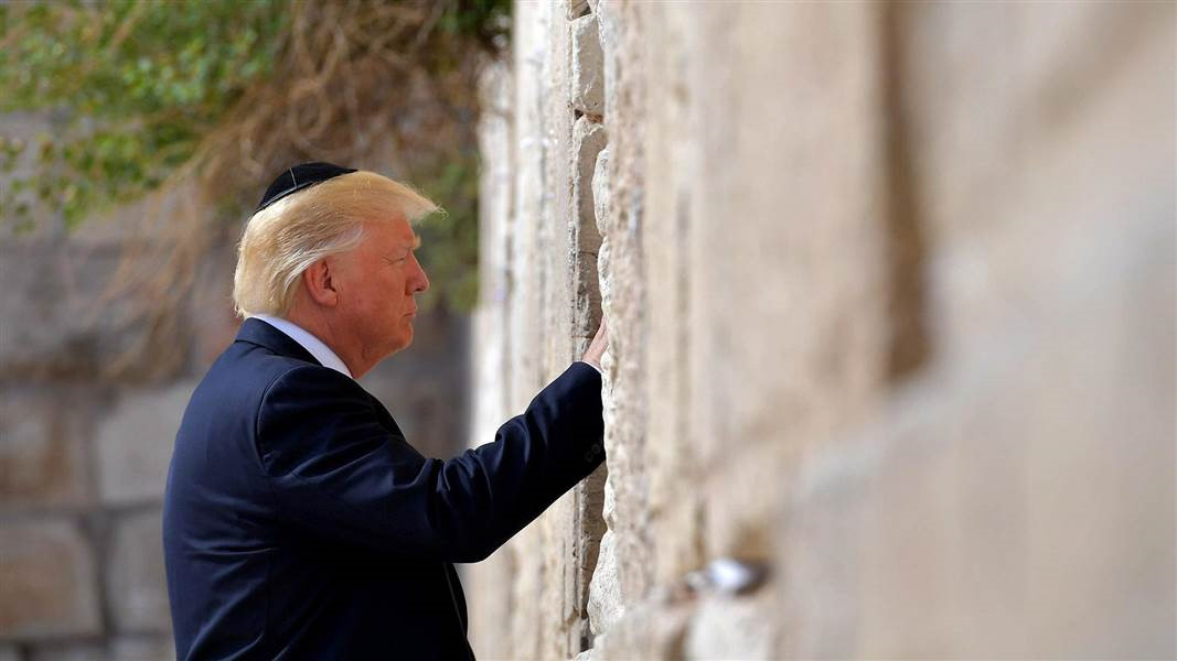 Ông Trump và hơn 300 ngày đầu tiên làm tổng thống Ông Trump và hơn 300 ngày đầu tiên làm tổng thống