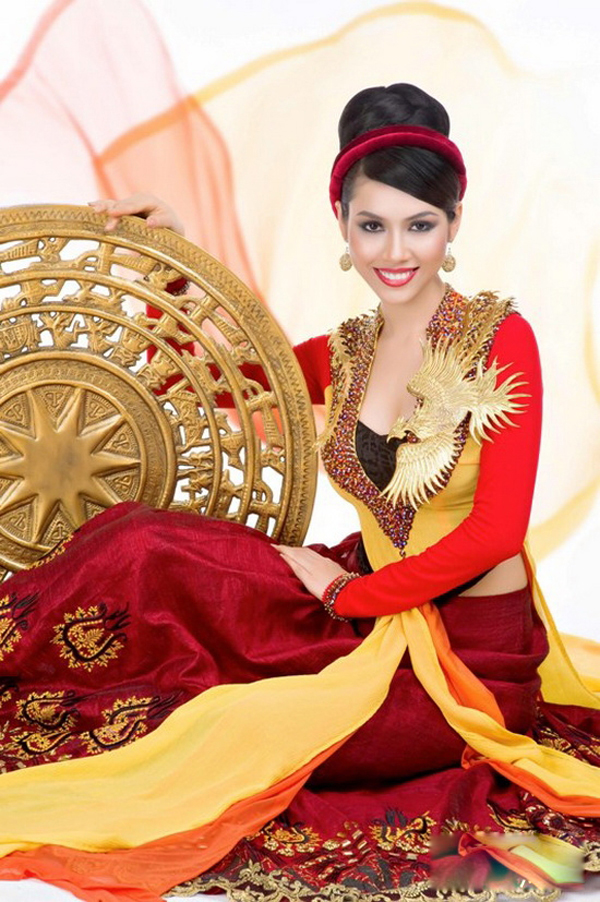 Đỗ Mỹ Linh bị chê sến khi diện áo tứ thân tại Miss World