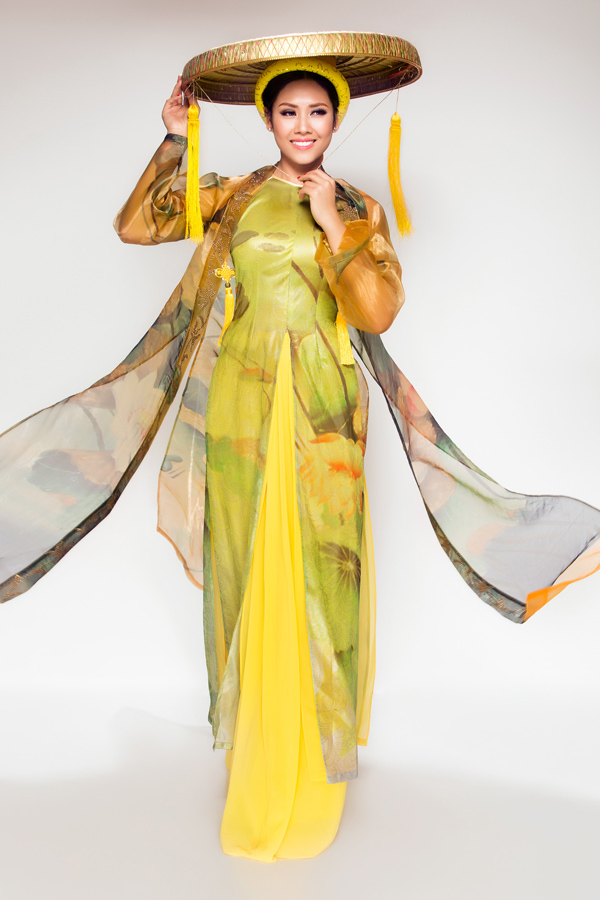 Đỗ Mỹ Linh bị chê sến khi diện áo tứ thân tại Miss World