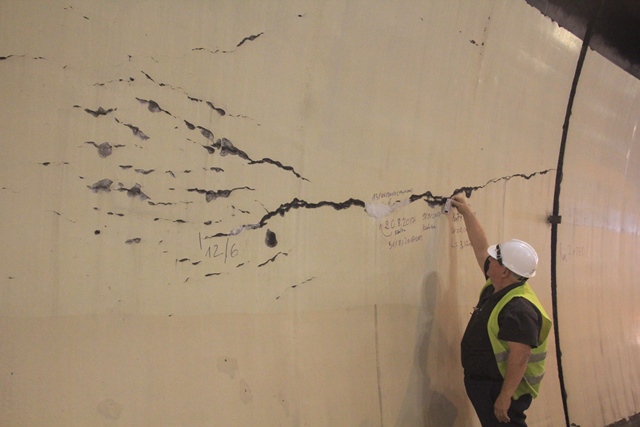 Hàng loạt vết nứt xuất hiện, đơn vị quản lý vẫn nói hầm Hải Vân an toàn?