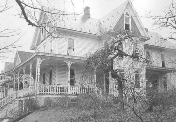 Kỳ án tại nhà số 510: Cả nhà người chết thảm, kẻ mất tích bí ẩn và bó hoa lạ trên mộ người quá cố