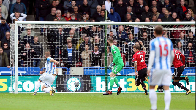 Đừng đổ lỗi nữa Mourinho, khi chính ông đang trói chân tay mình!
