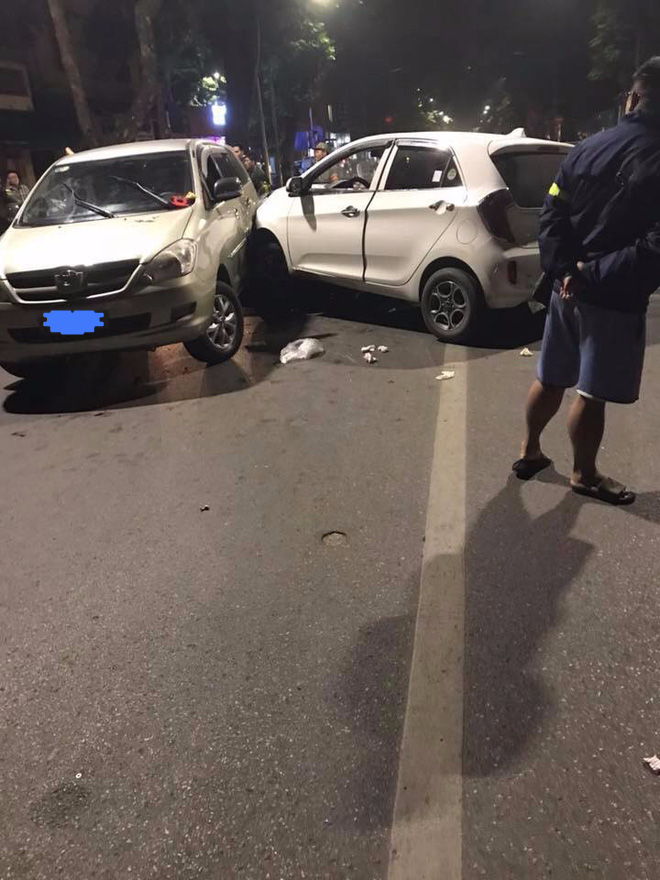 Hà Nội: Ô tô điên phóng ngược chiều trên phố, gây tai nạn liên hoàn