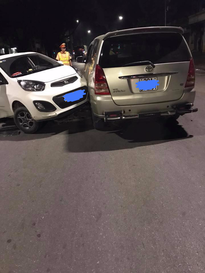 Hà Nội: Ô tô điên phóng ngược chiều trên phố, gây tai nạn liên hoàn