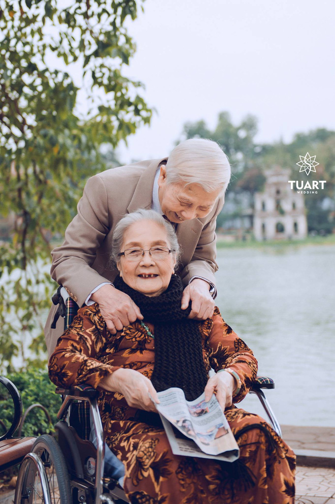 Bộ ảnh tình yêu hơn 70 năm của cặp vợ chồng già Hà Nội