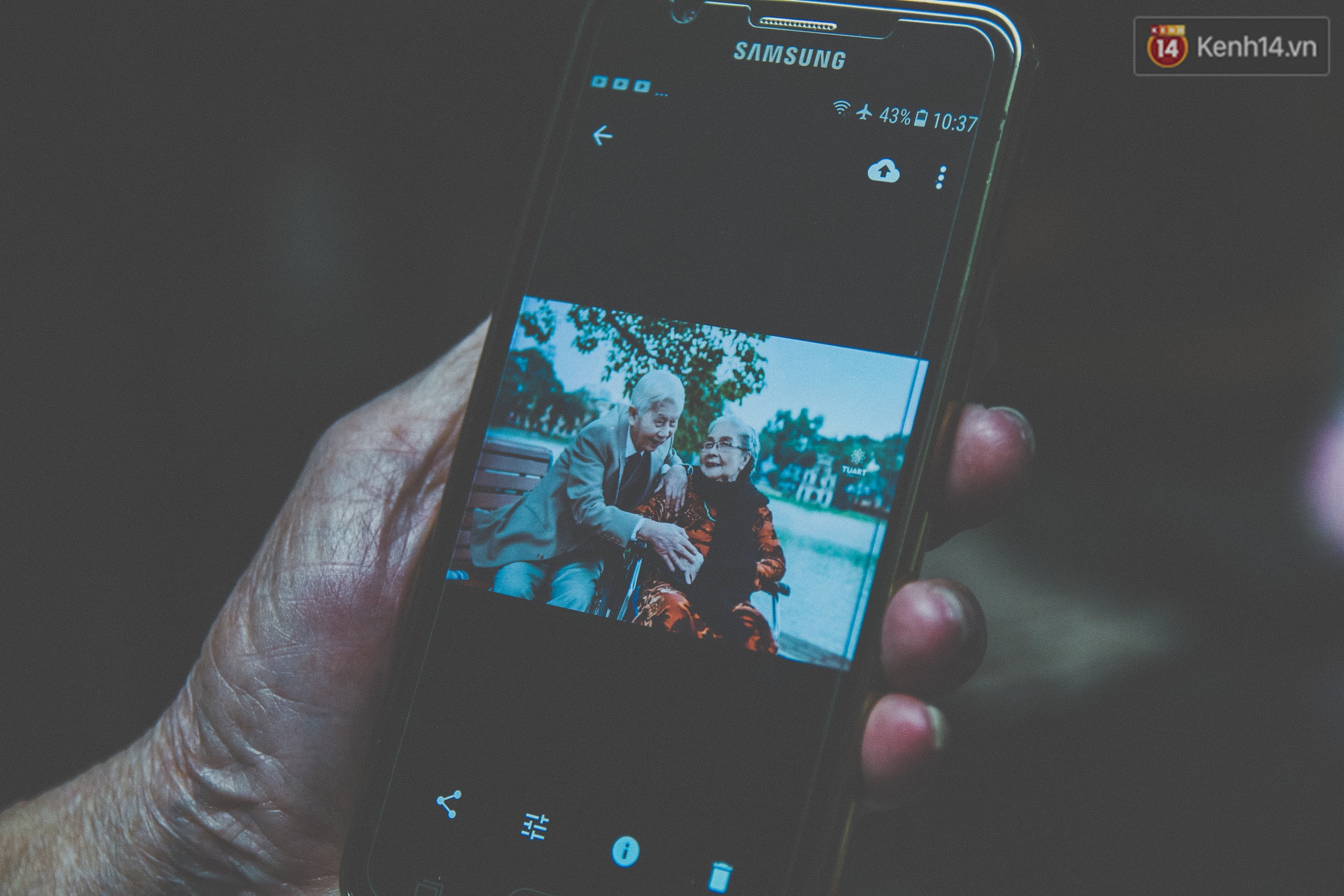 Bộ ảnh tình yêu hơn 70 năm của cặp vợ chồng già Hà Nội