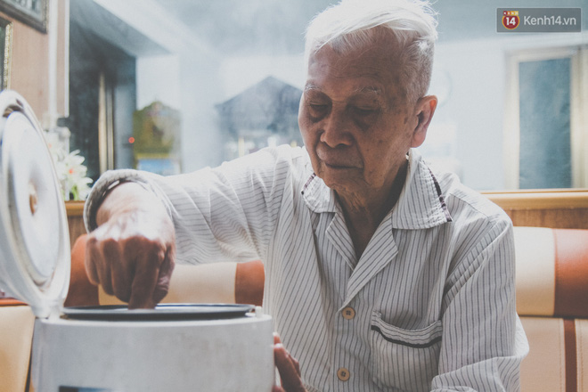 Bộ ảnh tình yêu hơn 70 năm của cặp vợ chồng già Hà Nội