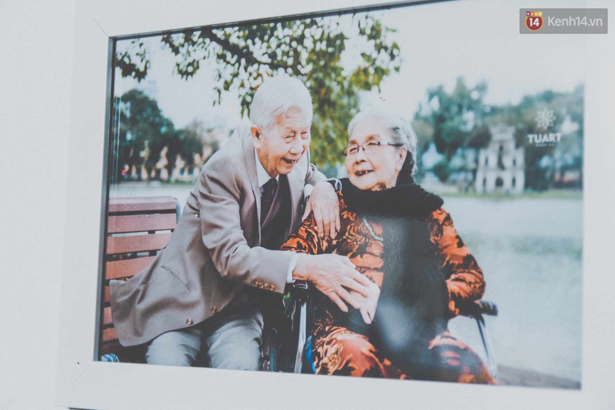 Bộ ảnh tình yêu hơn 70 năm của cặp vợ chồng già Hà Nội