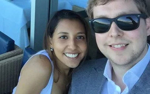 Tưởng máy bay sắp rơi, chàng trai... cầu hôn bạn gái