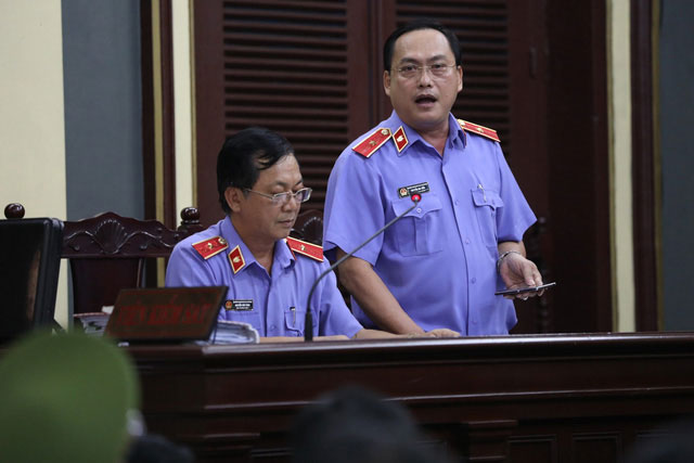 Giám đốc VN Pharma Nguyễn Minh Hùng khóc nức nở tại tòa