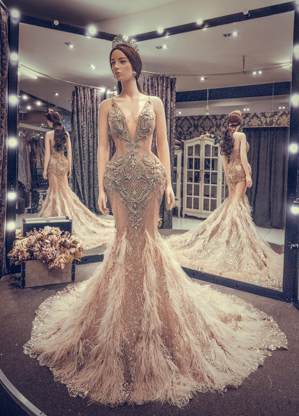 Bộ đầm đính hàng chục nghìn viên pha lê của Huyền My ở bán kết Miss Grand International