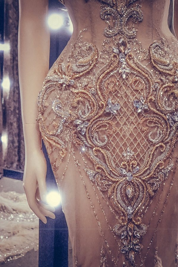 Bộ đầm đính hàng chục nghìn viên pha lê của Huyền My ở bán kết Miss Grand International