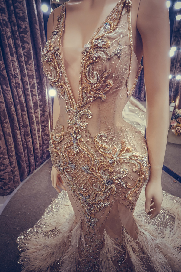 Bộ đầm đính hàng chục nghìn viên pha lê của Huyền My ở bán kết Miss Grand International