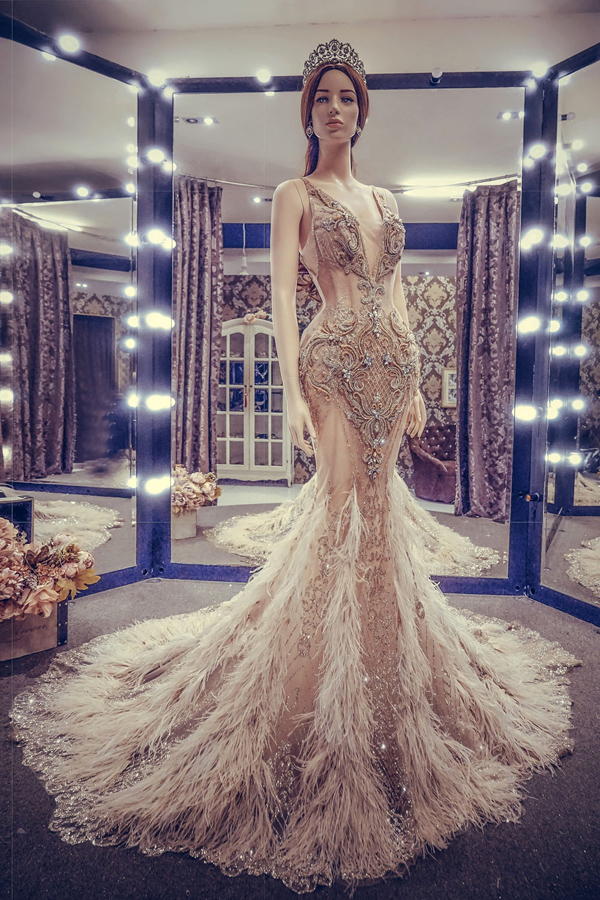 Bộ đầm đính hàng chục nghìn viên pha lê của Huyền My ở bán kết Miss Grand International