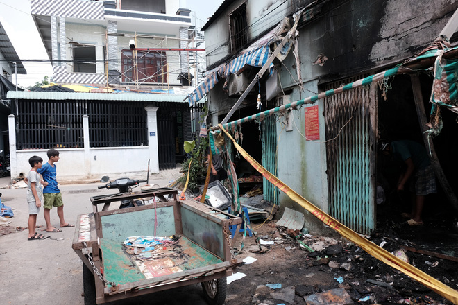 Vụ cháy lớn ở quận 9, TP.HCM: Lao vào ngọn lửa cứu hai con, người mẹ trẻ bị bỏng nặng nhưng chỉ cứu được con út