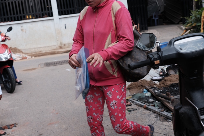 Vụ cháy lớn ở quận 9, TP.HCM: Lao vào ngọn lửa cứu hai con, người mẹ trẻ bị bỏng nặng nhưng chỉ cứu được con út