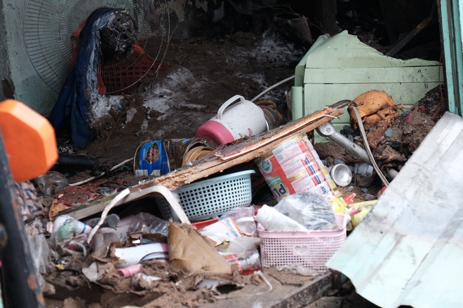 Vụ cháy lớn ở quận 9, TP.HCM: Lao vào ngọn lửa cứu hai con, người mẹ trẻ bị bỏng nặng nhưng chỉ cứu được con út