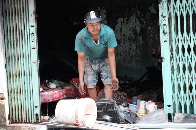 Vụ cháy lớn ở quận 9, TP.HCM: Lao vào ngọn lửa cứu hai con, người mẹ trẻ bị bỏng nặng nhưng chỉ cứu được con út