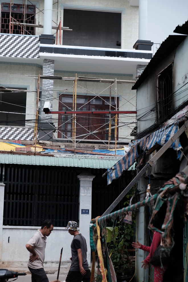 Vụ cháy lớn ở quận 9, TP.HCM: Lao vào ngọn lửa cứu hai con, người mẹ trẻ bị bỏng nặng nhưng chỉ cứu được con út