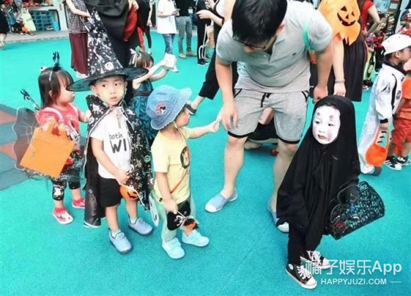 Cô bé Vô Diện nổi nhất dịp Halloween năm ngoái lại tái xuất rồi Cô bé Vô Diện nổi nhất dịp Halloween năm ngoái lại tái xuất rồi